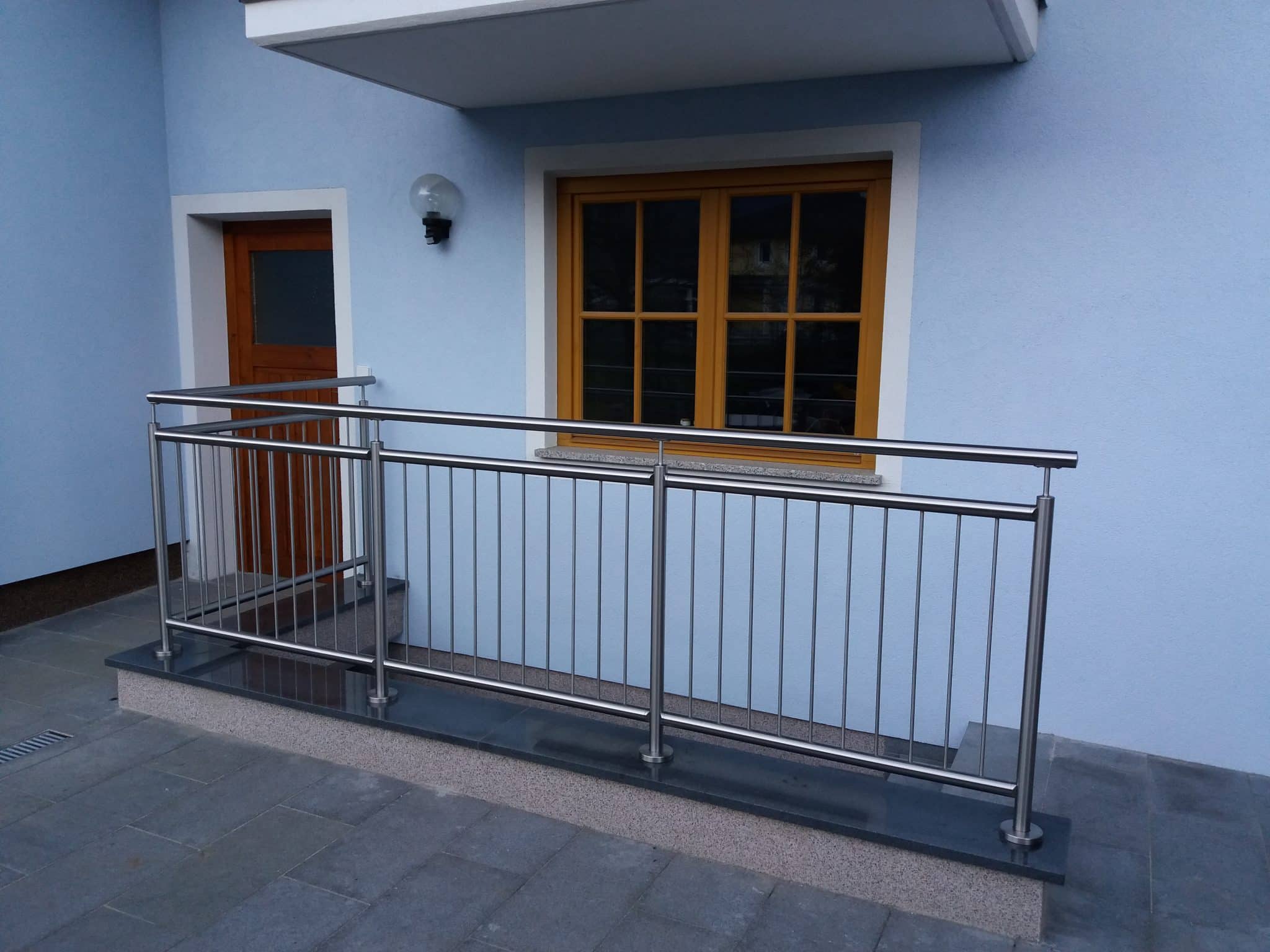 Garde-corps inox avec barres pour terrasse, balcon ou intérieur