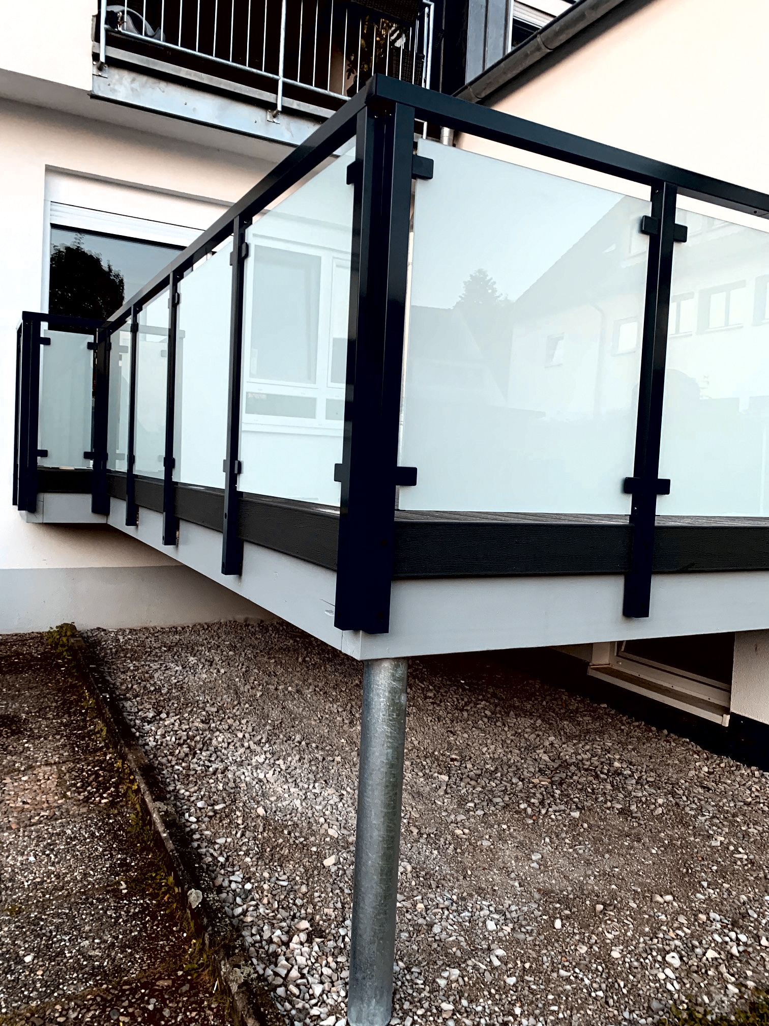 Garde-corps en verre Alu Classic noir avec verre dépoli, poteaux et main courante en aluminium, installé sur terrasse bois surélevée.