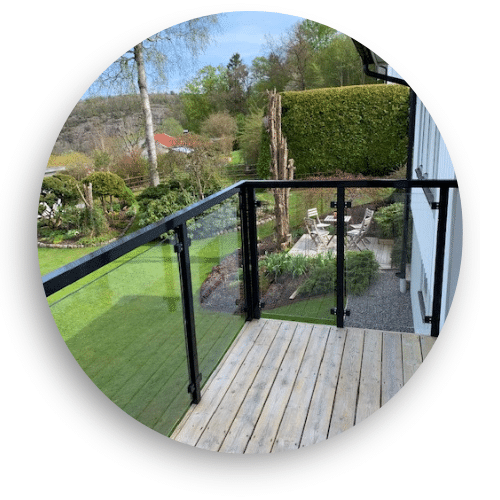 Garde-corps en aluminium noir avec panneaux en verre transparent pour balcon, combinant sécurité, design épuré et vue dégagée.
