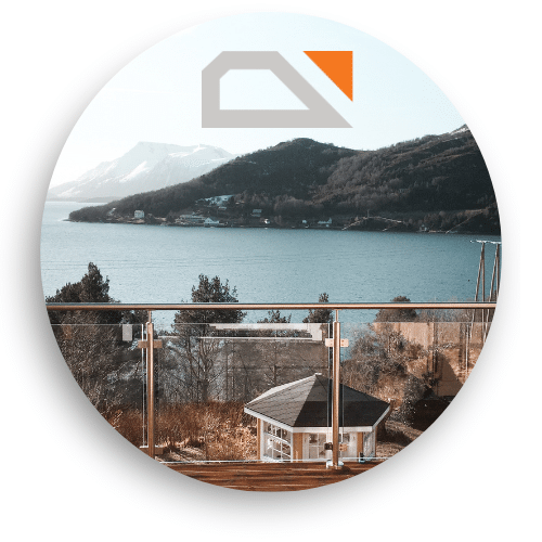 Balustrade en verre avec montants inox face à un lac paisible et des montagnes, idéale pour une terrasse avec vue panoramique.