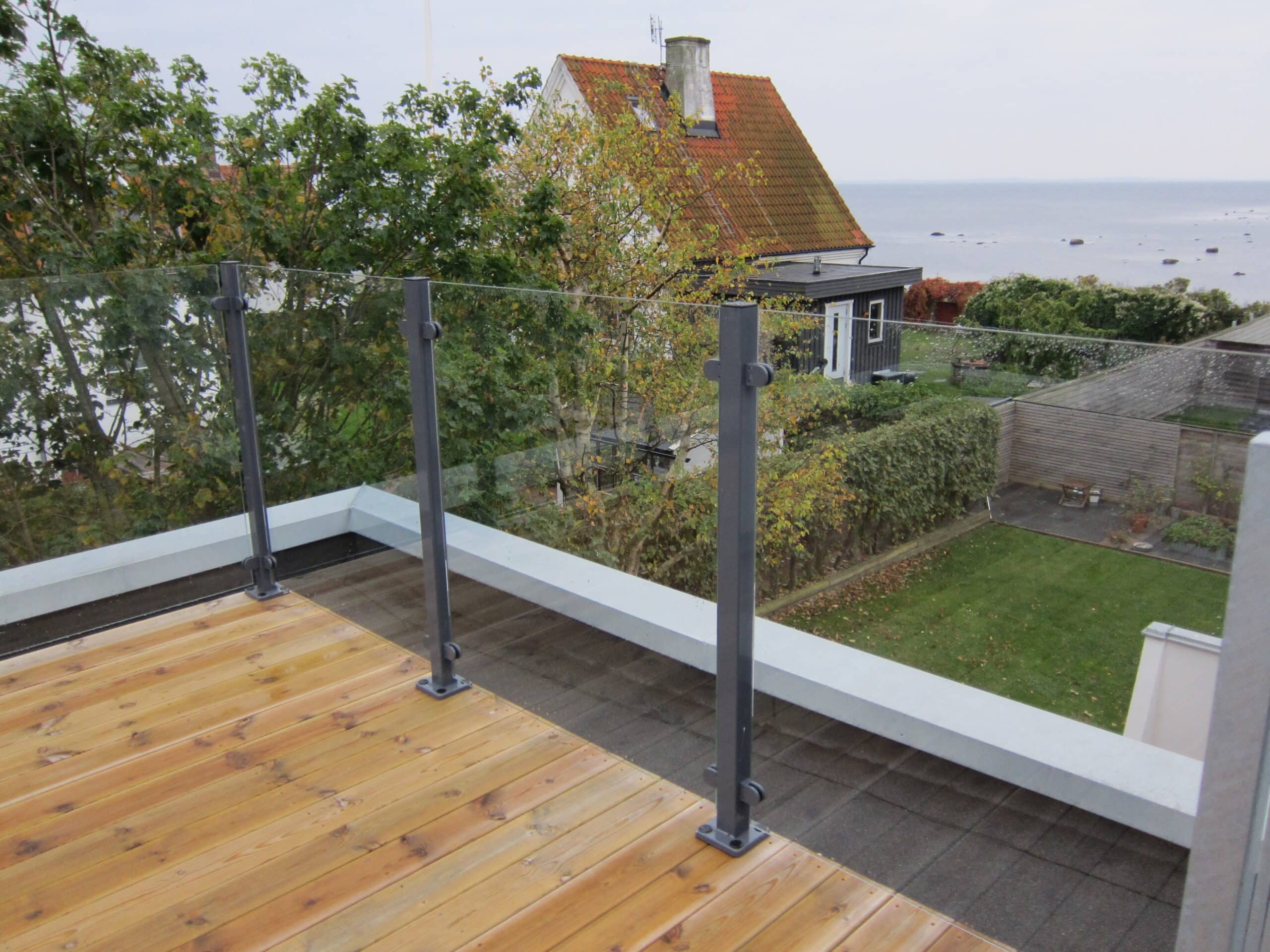 Balustrade verre et aluminium en couleur sans main-courante