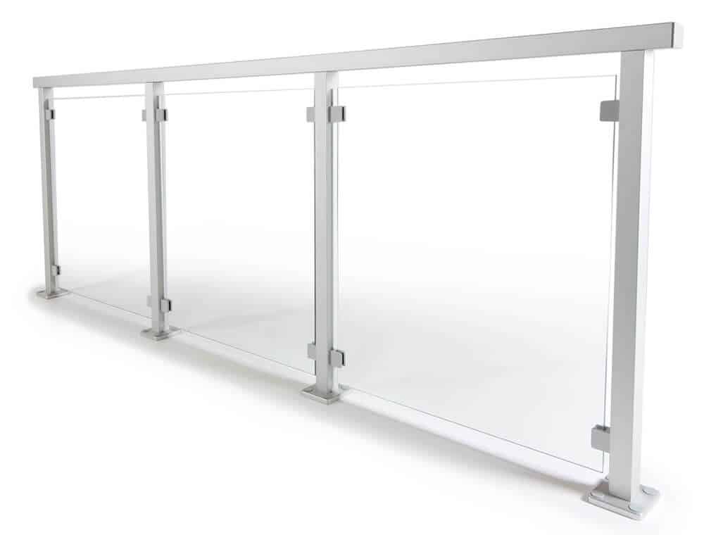 Garde-corps en aluminium avec poteaux carrés et fixations à pinces maintenant des panneaux de verre transparents. La main courante est en aluminium, offrant une structure stable et sécurisée.