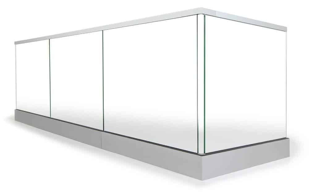  Garde-corps tout en verre, avec de grandes plaques de verre transparentes fixées dans un profilé en aluminum. Offre une sensation d'ouverture, une vue dégagée et une construction stable.